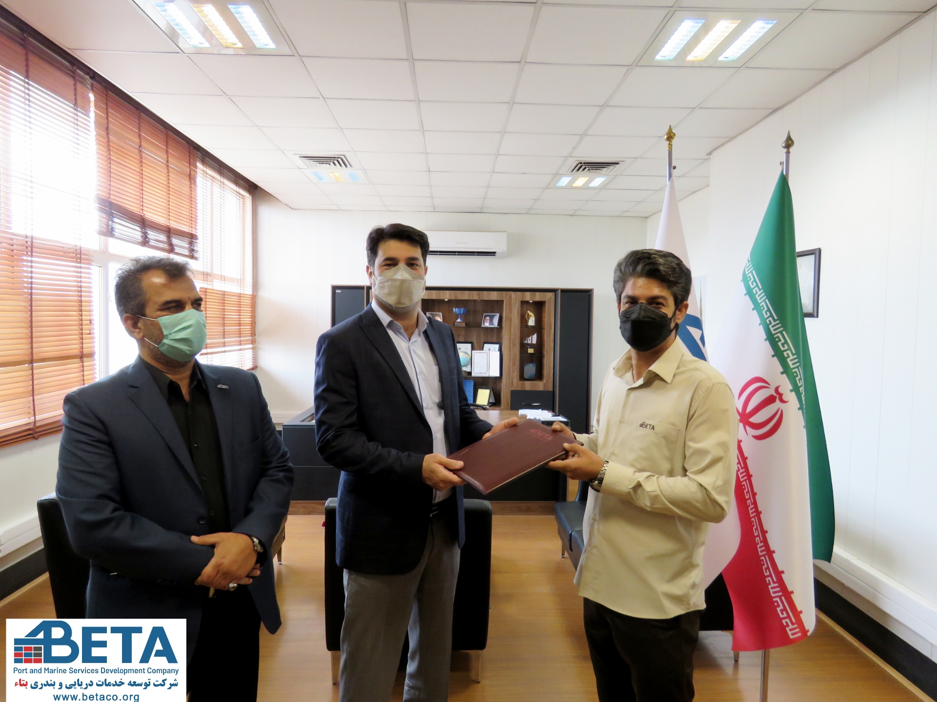 کارگران نمونه شرکت بتاء به مناسبت هفته جهاني كارگر مورد تقدير قرار گرفتند. کارگران نمونه شرکت بتاء به مناسبت هفته جهاني كارگر مورد تقدير قرار گرفتند.